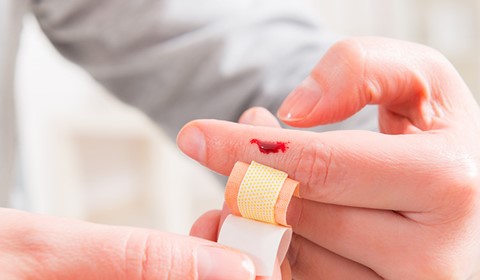 Førstehjelp ved blødninger og sår