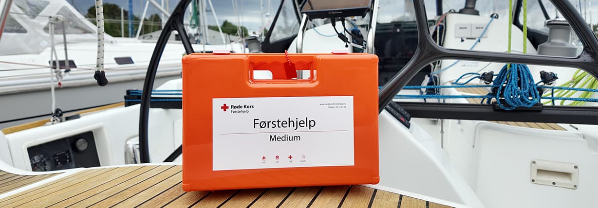 Førstehjelpskoffert, vesker og skap