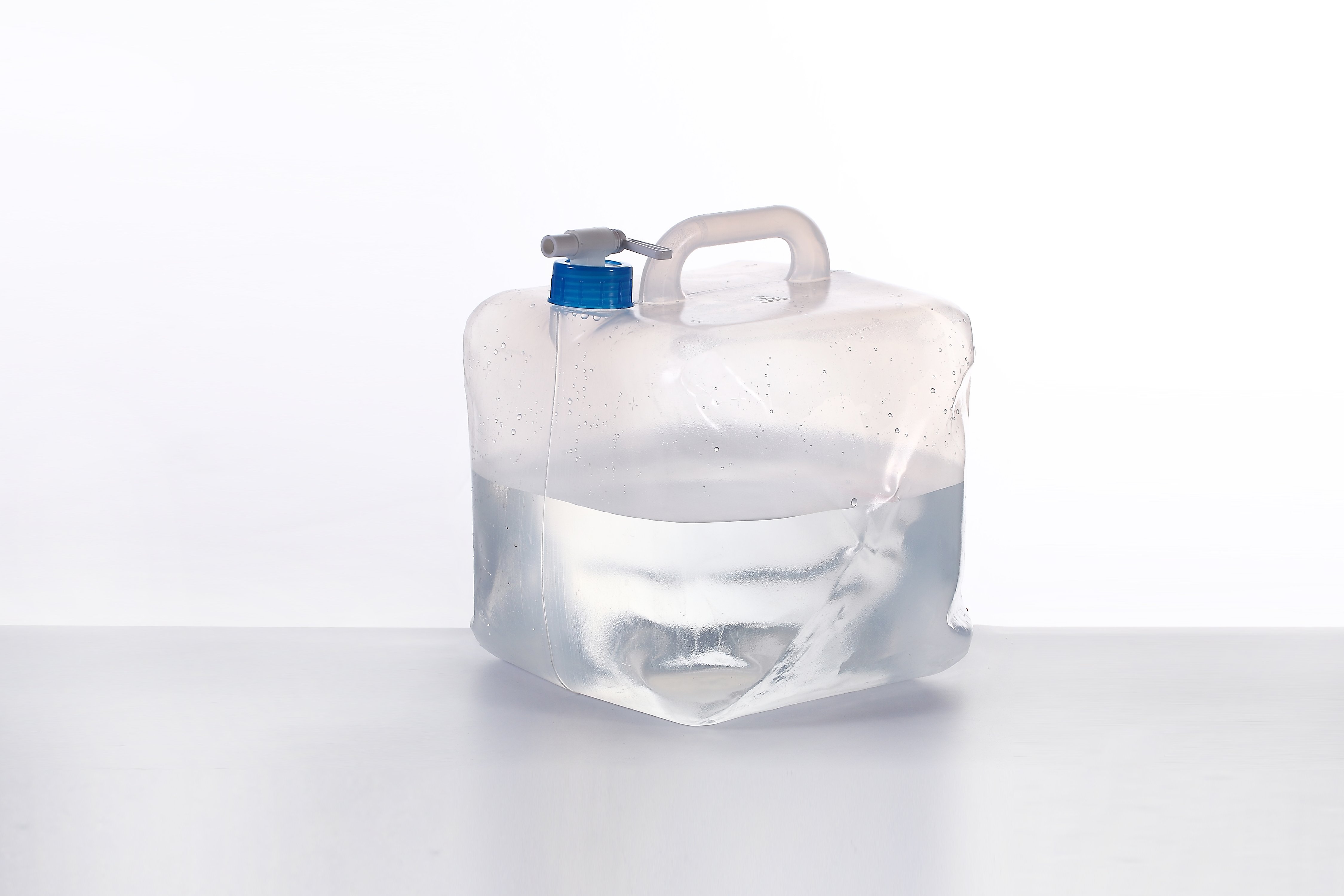 Robust 15-liters vanndunk med skrukork og b&aelig;reh&aring;ndtak, egnet for sikker lagring av drikkevann